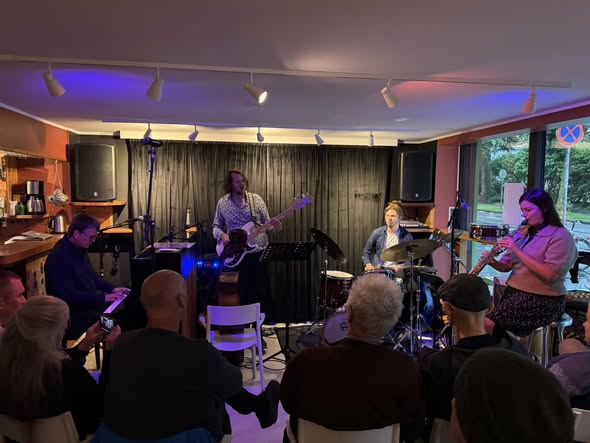 Trio live på Cafe Sanaa, august 2025